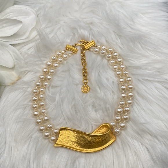 GIVENCHY FAUX PEARL CHOKER with Gold plated Pendant Statement piece STUNNING Euc - Picture 8 of 8